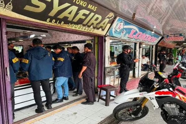 Polda Riau Geledah Toko Emas di Kampar