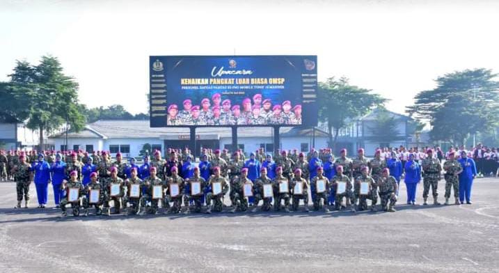 PANGKORMAR ANUGERAHKAN KPLB KEPADA PRAJURIT PENAKLUK OPM DI OPERASI BADAI KASUARI