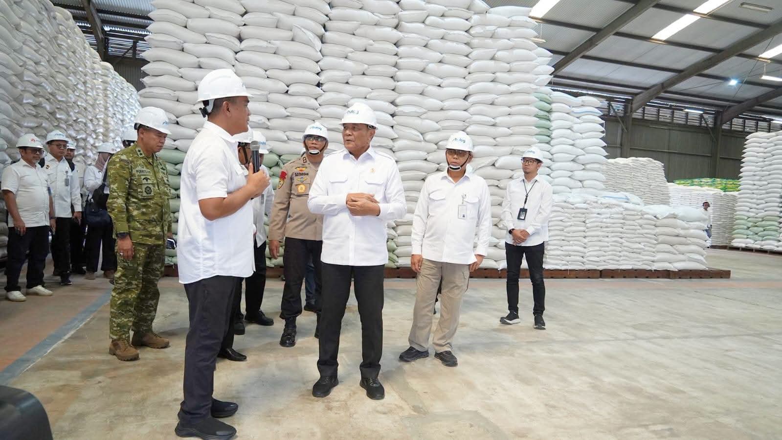 Pastikan Keamanan Stok Beras, Menko Polkam Kunjungi Gudang Bulog di Sumut